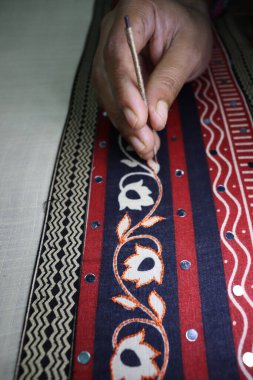 Niddle ile saree üzerinde el sanatları tasarımı