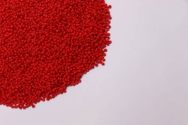 Satmak için beyaz zemin üzerinde kırmızı renkli zanaat taşı