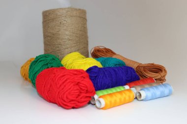 Satmak için gri arka planda birden fazla renkli iplik