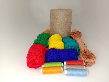 Satmak için gri arka planda birden fazla renkli iplik