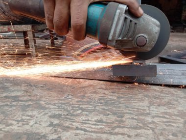 Dükkanda çalışırken kaynak makinesinden çıkan kıvılcım