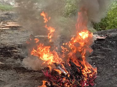 Siyah dumanlı yangın sahnesi