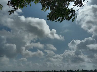 Mavi gökyüzü, beyaz bulut kadar yakın.