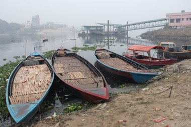 Birçok renkli ahşap tekne doğayla iç içe.