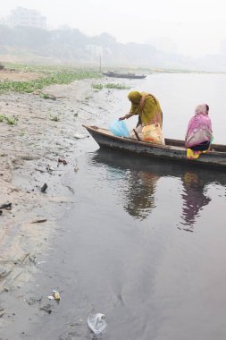 Tahta tekne yolculuk için göle yakın.