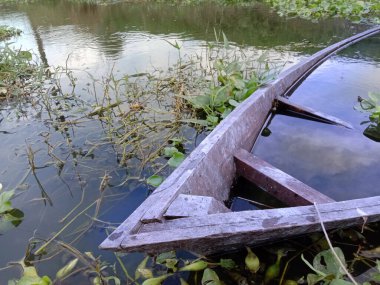 siyah renkli ahşap tekne doğayla birlikte gölde