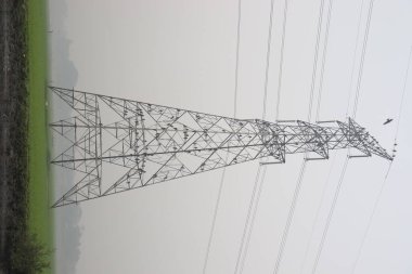 yüksek voltajlı elektrik direği mevcut arz için yeşil alana yakın çekim