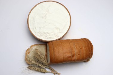 Lezzetli ve sağlıklı ekmek ve beyaz zemin üzerinde atta ile olgunlaşmış buğday