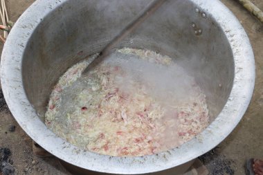 Tavada kızartılmış soğan.