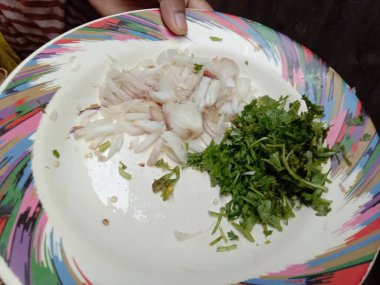 Mutfakta yemek yapmak için soğan dilimi.