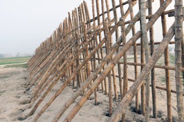 Kumsaldaki kumların güvenliği için çit ve duvar