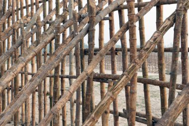 Kumsaldaki kumların güvenliği için çit ve duvar