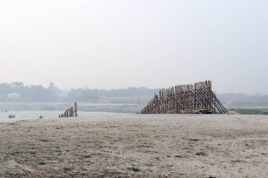 Kumsaldaki kumların güvenliği için çit ve duvar