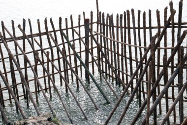 Kumsaldaki kumların güvenliği için çit ve duvar