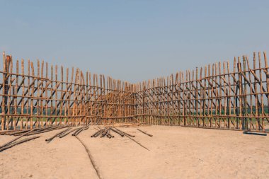 Kumsaldaki kumların güvenliği için çit ve duvar