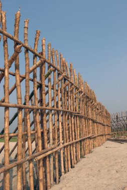 Kumsaldaki kumların güvenliği için çit ve duvar