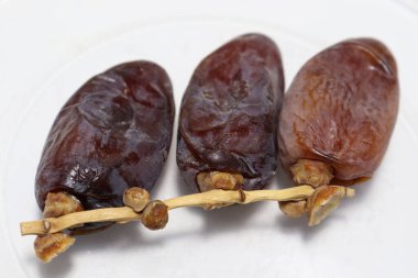 Lezzetli ve sağlıklı tarih stokları beyaz arka planda