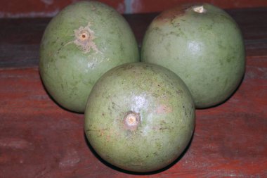 yeşil renkli olgun ahşap elma stoku satılıyor