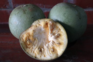 yeşil renkli olgun ahşap elma stoku satılıyor