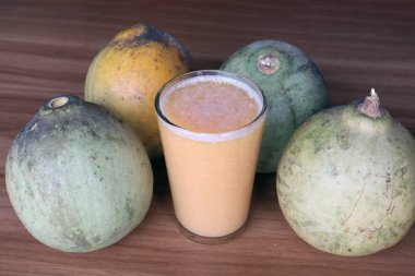 Lezzetli ve sağlıklı taze ahşap elma suyu satılıyor.