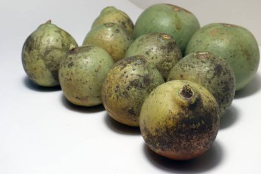 yeşil renkli olgun ahşap elma stoku satılıyor