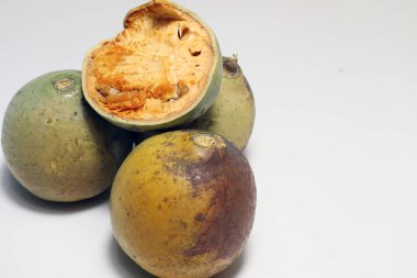 yeşil renkli olgun ahşap elma stoku satılıyor