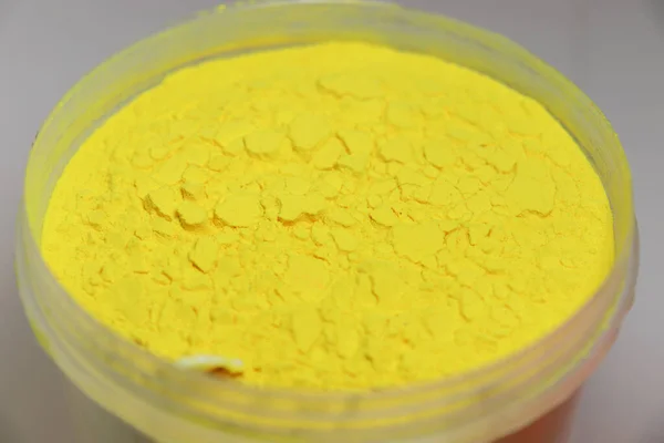 Żółty Kolorowy Proszek Puli Plastikowej Wakacje — Zdjęcie stockowe
