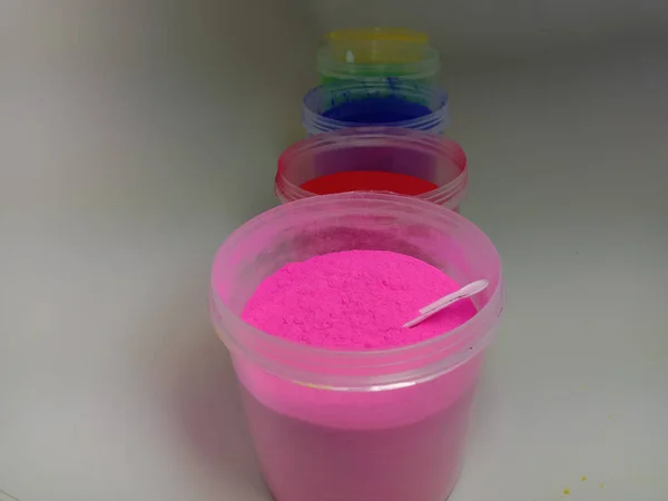 休日のためのプラスチック鍋に複数の色の粉末ストック — ストック写真