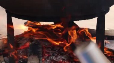 Ateş görüntüsü bambuyla yakılıyor