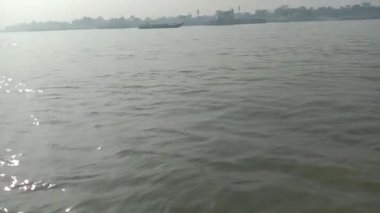 Su ve sahil manzaralı nehir manzaralı.