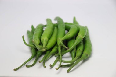 Beyaz arka planda ham ve sıcak baharatlı yeşil biber stoku