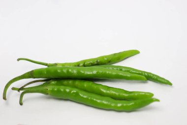 Beyaz arka planda ham ve sıcak baharatlı yeşil biber stoku