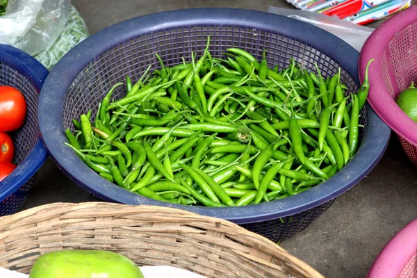 Horké Kořeněné Zelené Syrové Chilli Stock Obchod — Stock fotografie