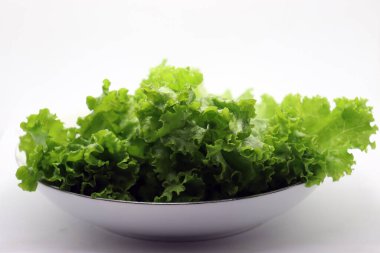 Lezzetli ve sağlıklı yeşil renkli marul yaprağı tabakta