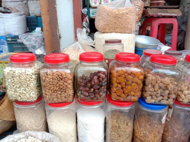 Piyasada çeşitli sağlıklı baharatların toplanması