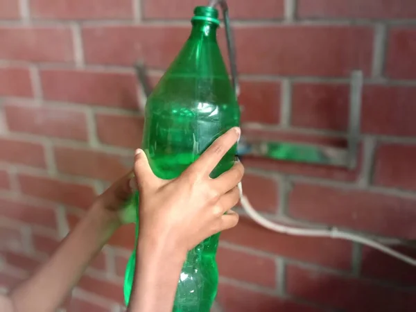 Botella Color Verde Con Agua Grifo Para Beber — Foto de Stock