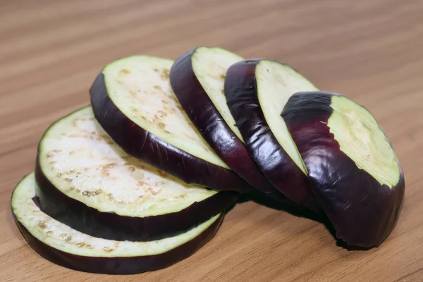 おいしいと健康的な紫色の料理のための木製のテーブルの上にBrinjal — ストック写真