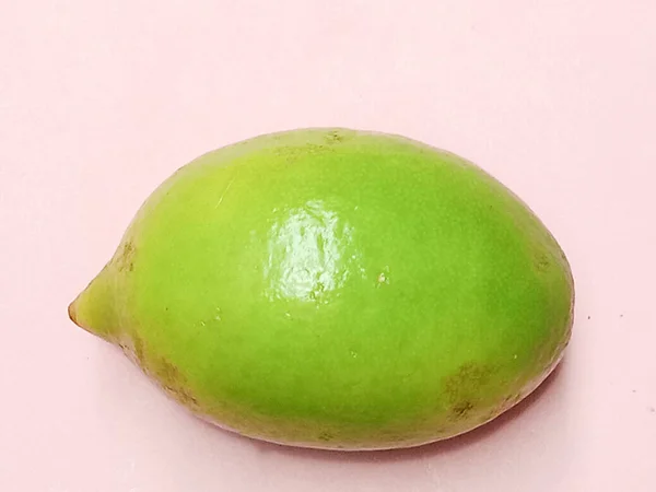 Smaczne Zielone Cytryny Różowym Tle Kolorowe Jedzenia — Zdjęcie stockowe