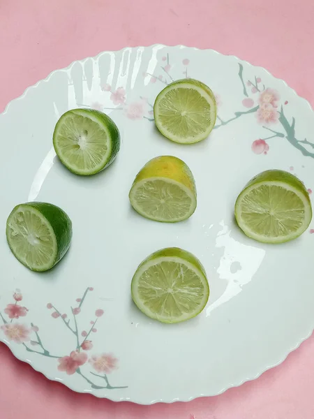 Saboroso Estoque Fatia Limão Verde Placa Para Beber — Fotografia de Stock