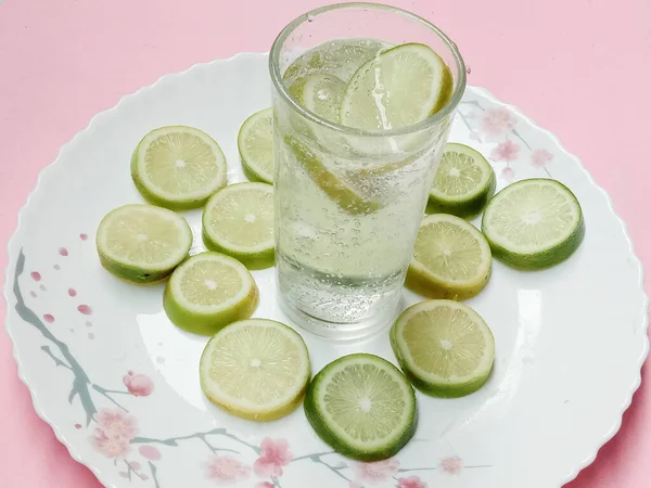 Смачний Зелений Шматочок Лимона Тарілці Безалкогольним Напоєм — стокове фото
