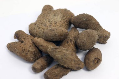 Satış ve yemek yapmak için beyaz arka planda lezzetli ve sağlıklı mor yer elması stoku