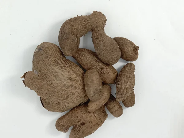 Satış ve yemek yapmak için beyaz arka planda lezzetli ve sağlıklı mor yer elması stoku