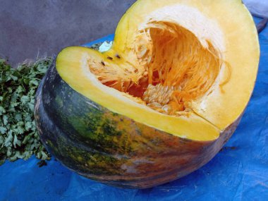 Lezzetli ve sağlıklı olgun balkabağı ve satılık tohumlar.