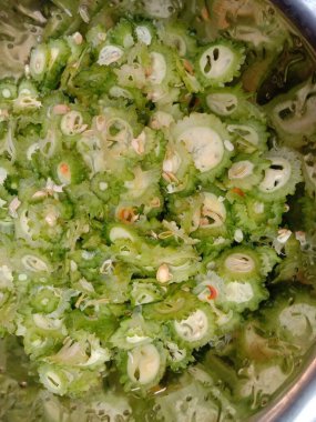 Taze ve sağlıklı Çiğ Acı Karpuz Dilimleri Dükkanda