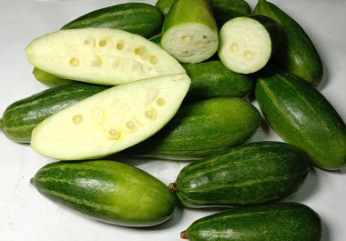 yeşil renkli çiğ kabak stoğu beyaz arka planda yemek pişirmek için