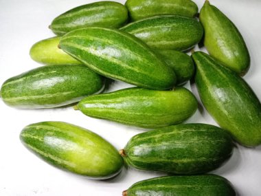 yeşil renkli çiğ kabak stoğu beyaz arka planda yemek pişirmek için