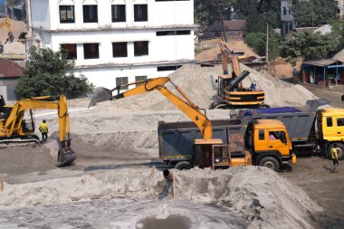 Sarı renkli hidrolik inşaat Kum üzerinde taşınmak için kazıcı
