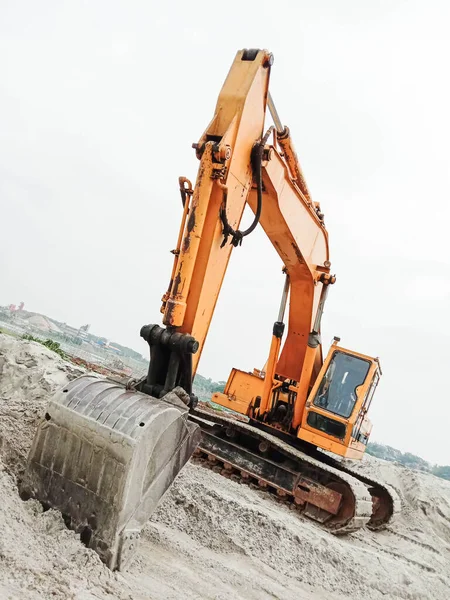 Gelb Gefärbter Hydraulischer Baubagger Auf Sand Für Den Umzug — Stockfoto