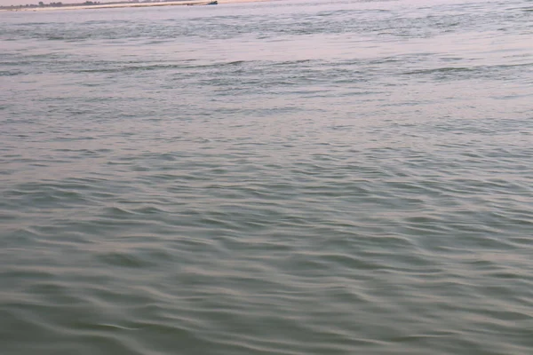 Вид Реку Водой Пляж — стоковое фото