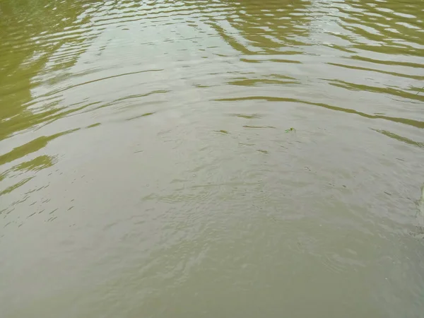 Blick Auf Den Fluss Mit Wasser Und Strand — Stockfoto